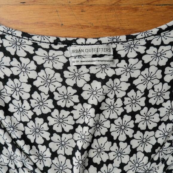 Urban Outfitters Floral Faux Button Black Stone Smocked Top Women's Size XS - Picture 3 of 7